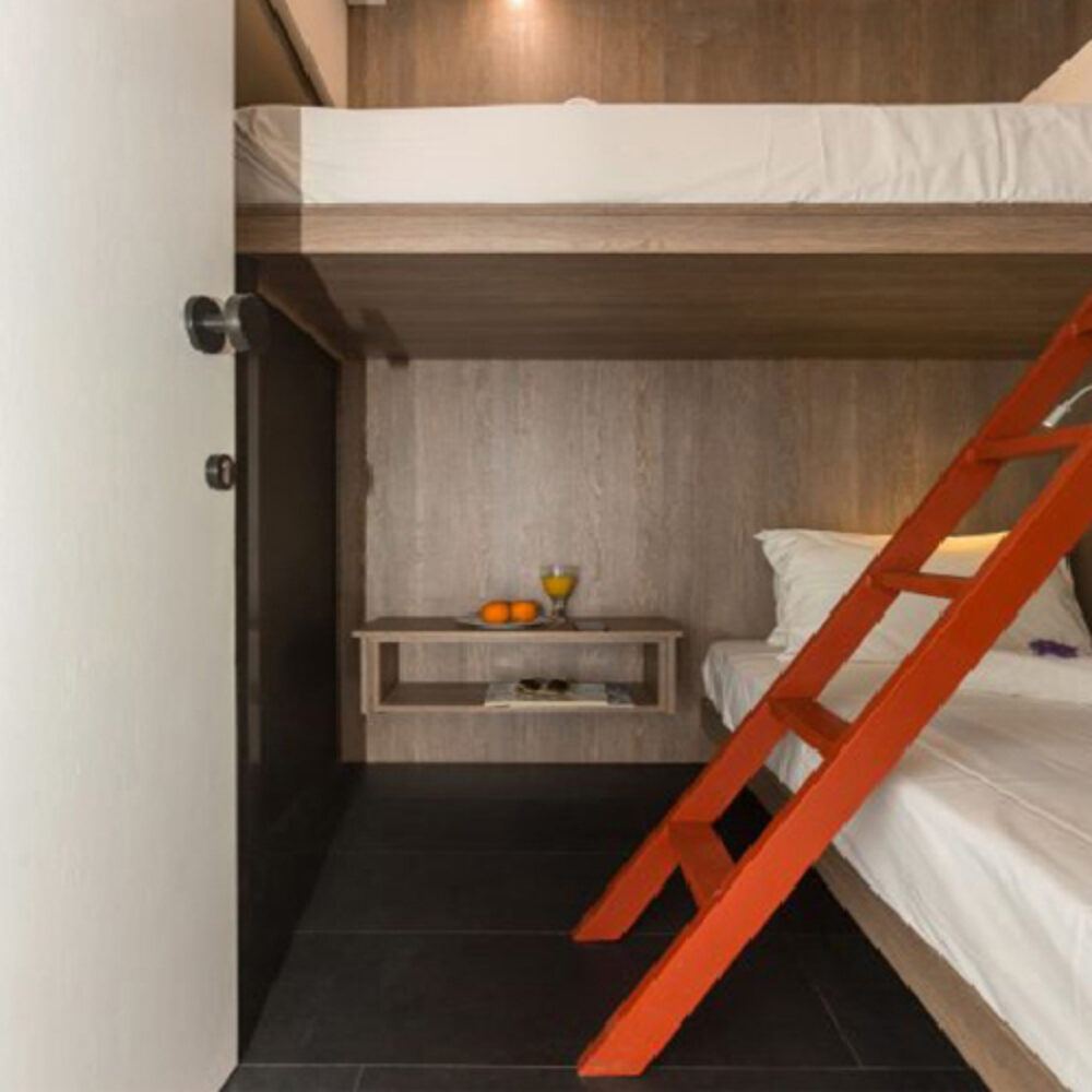 URBAN DEN 1st. RIGHT