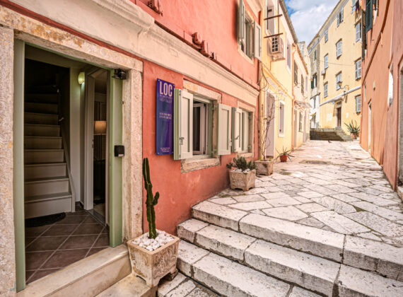 Venetian Well House