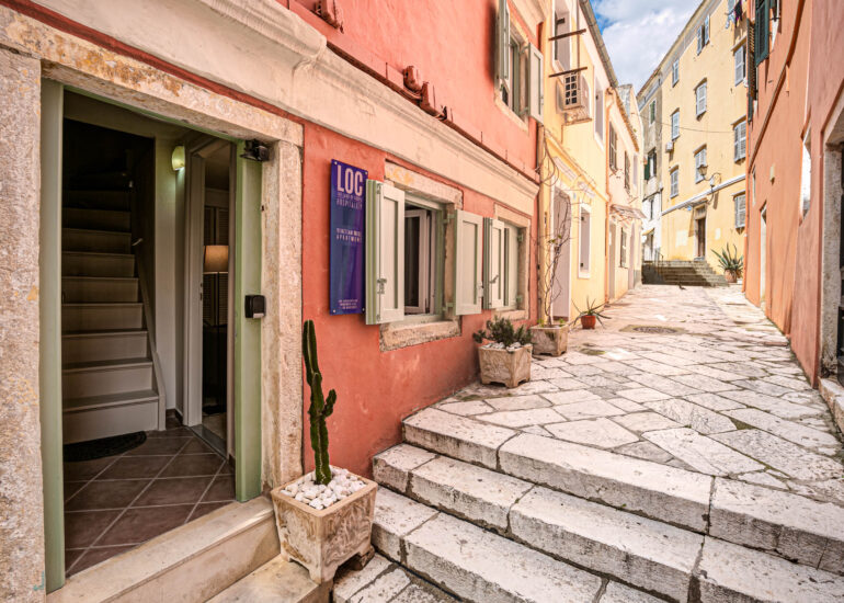 Venetian Well House